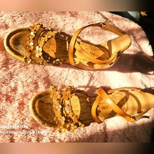 American Eagle Girls size 3 sandals